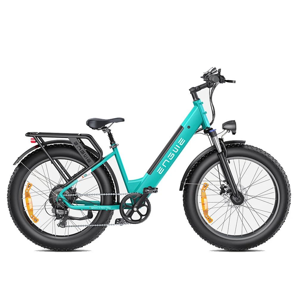 Vélo électrique turquoise avec pneus noirs et porte-bagages. Marque ENGWE. Phare avant et garde-boue.