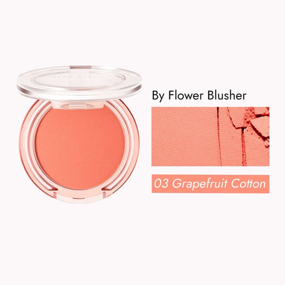 Blush rond avec couvercle. À côté, une image détaillée. Inscription : By Flower Blusher, 03 Grapefruit Cotton.