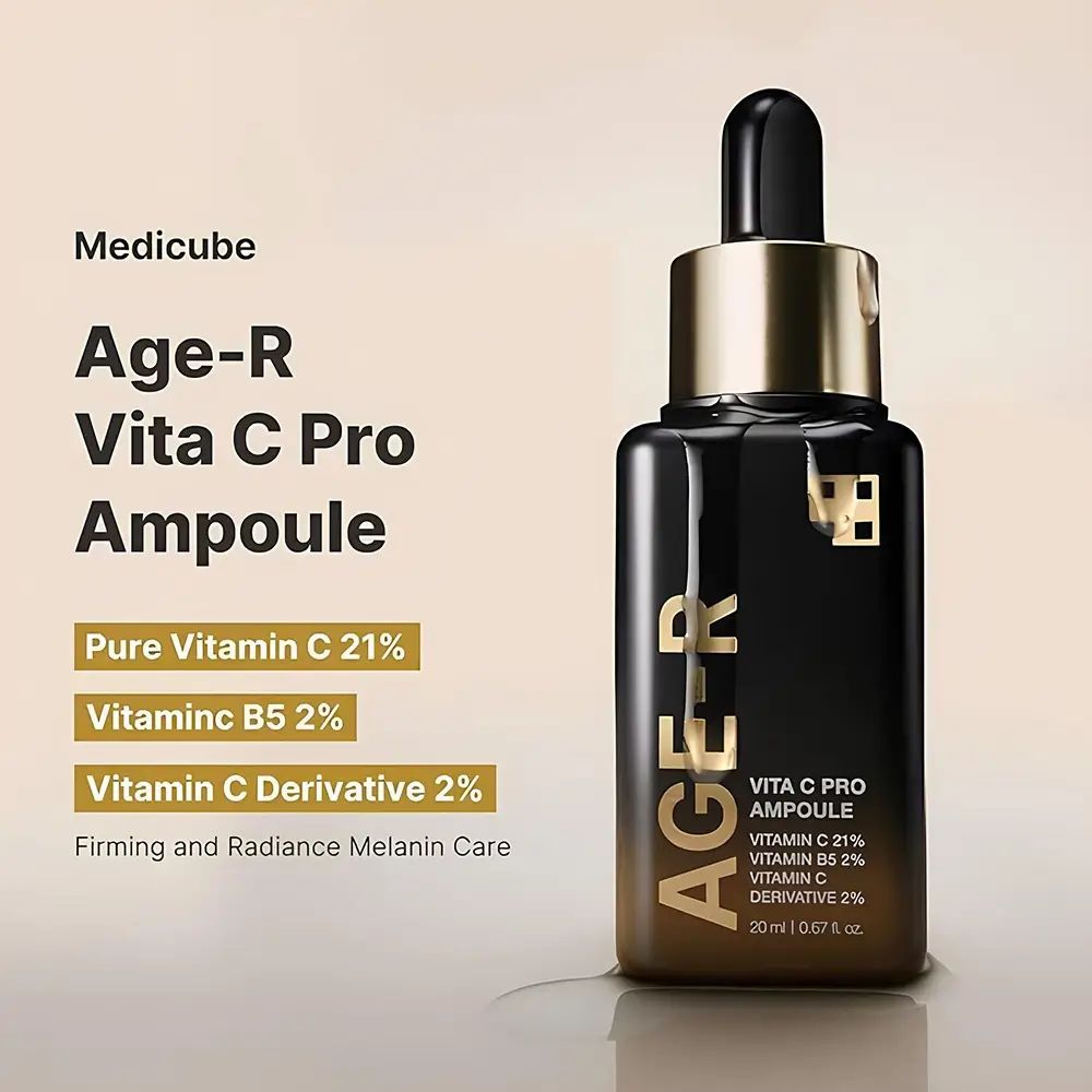 Donkere fles met gouden dop en pipet. Opschrift Medicube Age-R Vita C Pro Ampoule. Bevat vitamine C.