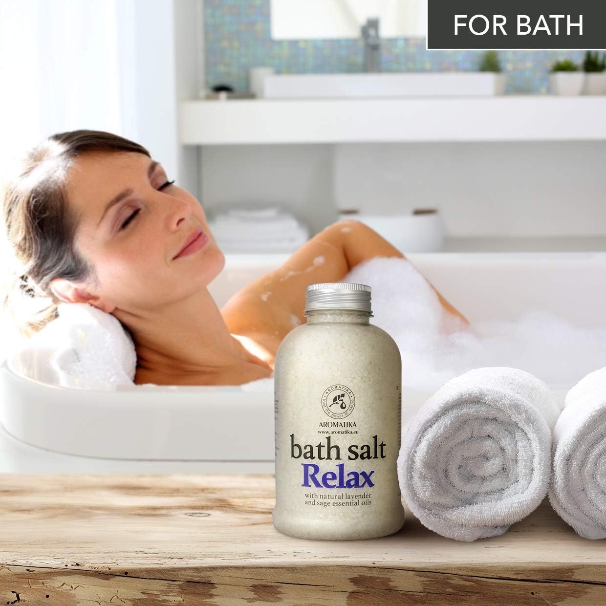 Femme se relaxant dans une baignoire à côté du sel de bain AROMATIKA Relax.
