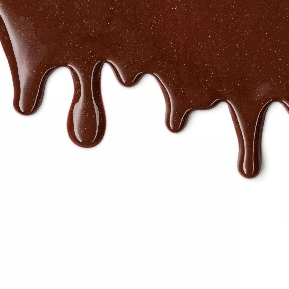 Bruine, glanzende vloeistof die van boven naar beneden druppelt.