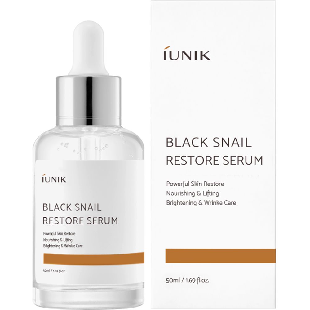 Flacon et emballage. Inscription : iUNIK Black Snail Restore Serum. Contient des informations sur les soins de la peau et les ingrédients. Fond blanc.