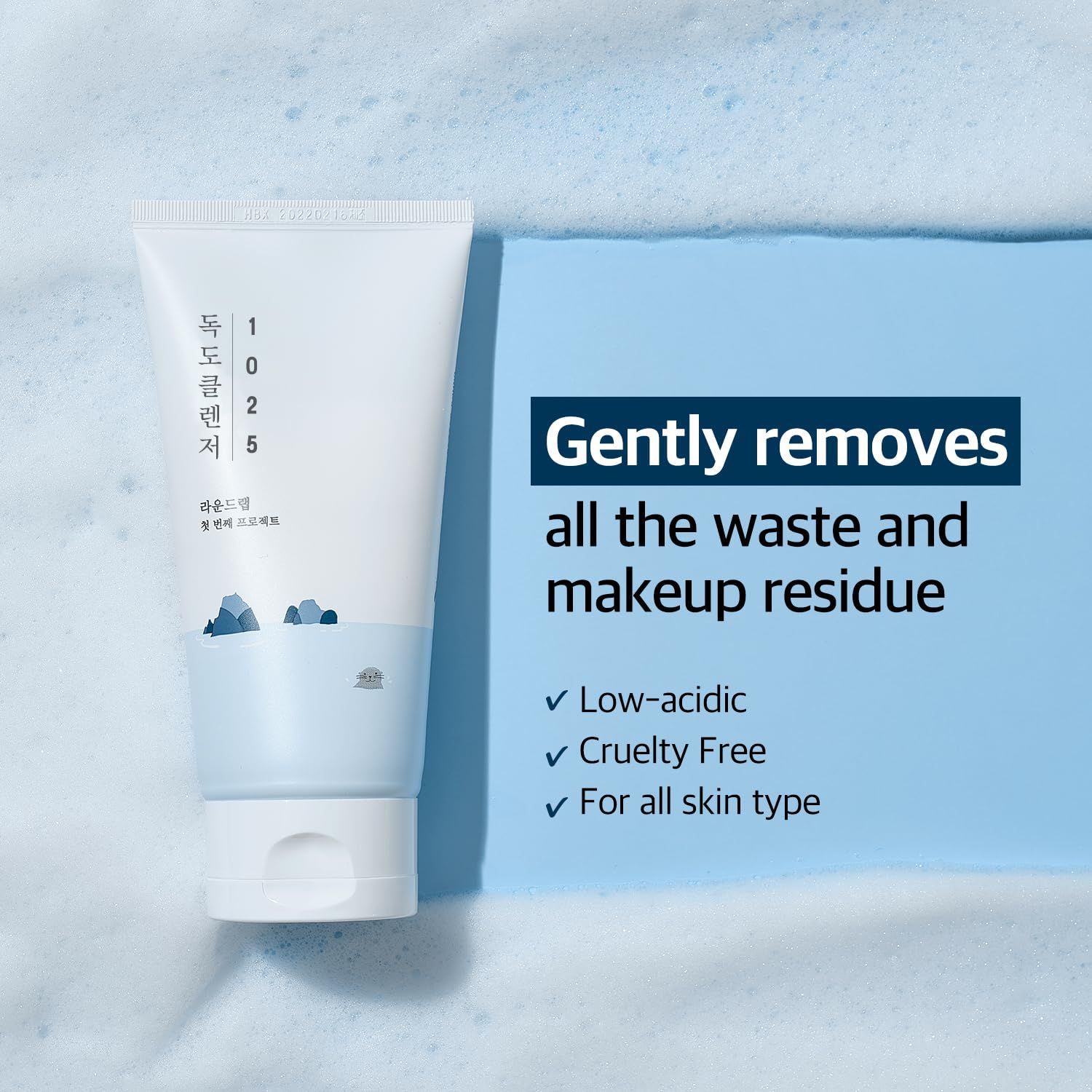 Witte tube, Koreaanse tekst, blauwe accenten. Tekst: 'Gently removes...'. Schuimige achtergrond. Productnaam niet aangegeven.