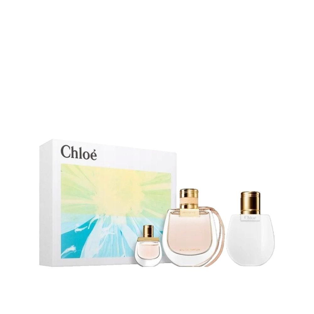Geschenkset met drie parfumflesjes. Witte doos met merknaam Chloé. Twee ronde flessen en een kleine fles.