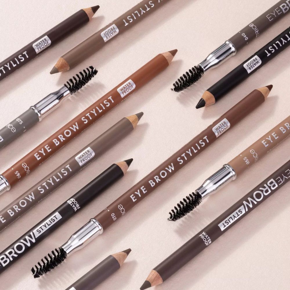 Plusieurs crayons à sourcils avec brosse. Inscription EYE BROW STYLIST. Différentes couleurs.