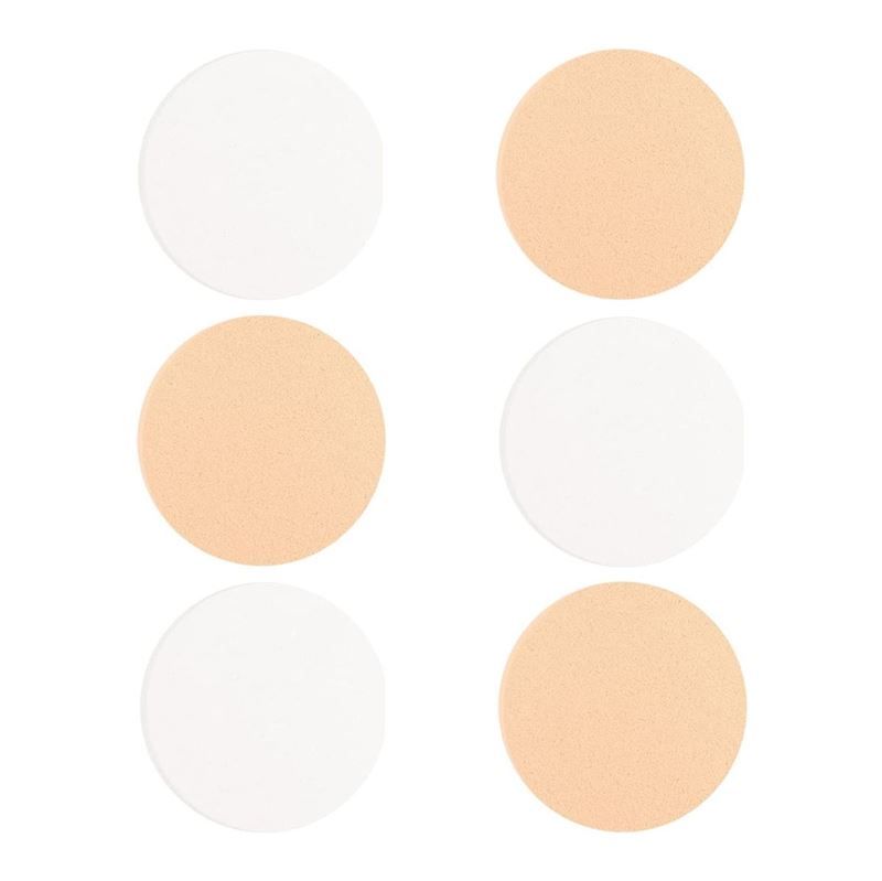 Six éponges de maquillage rondes, disposées en alternance blanc et beige.