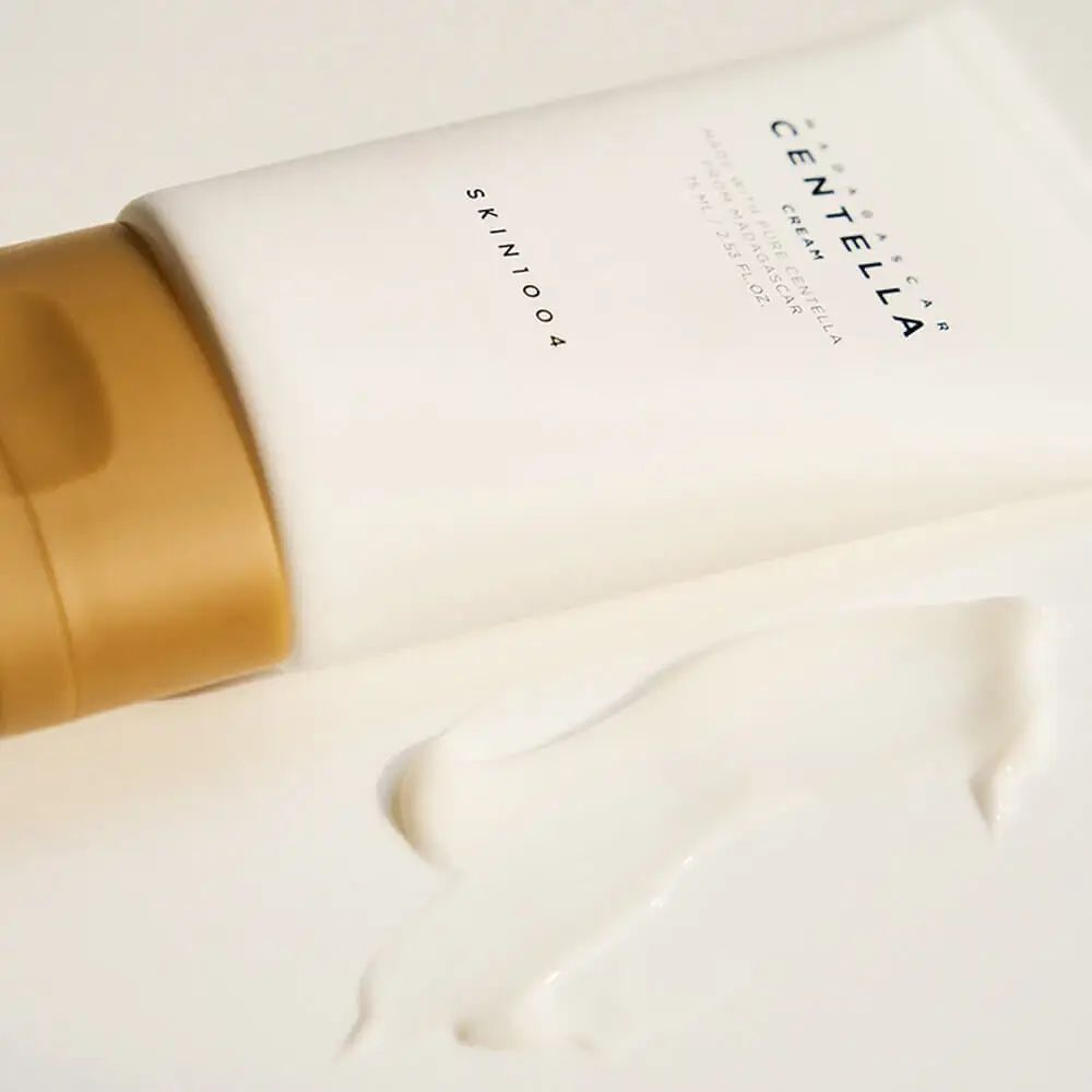 Witte crème op witte achtergrond. Opschrift: MADAGASCAR CENTELLA CREAM. Merk SKIN1004.