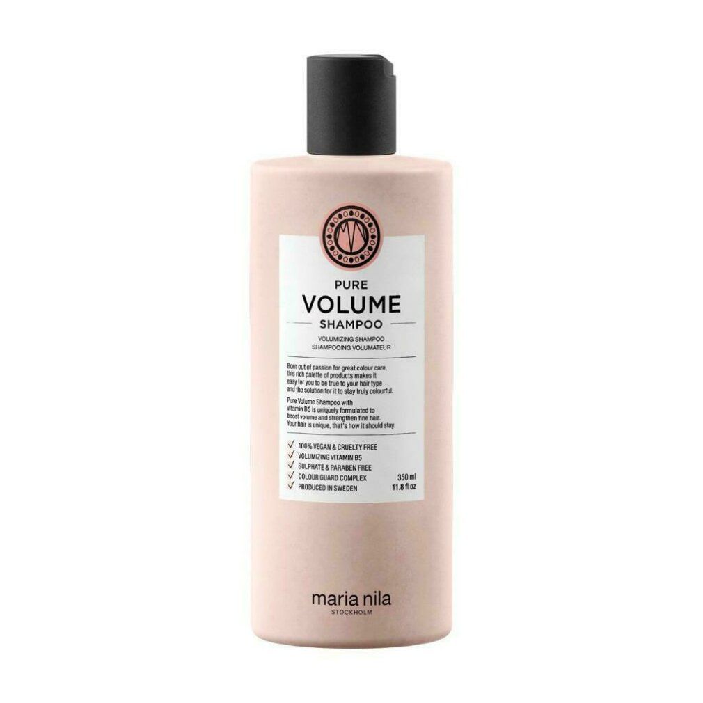 Roze shampoo fles met zwarte dop. Label met tekst: Pure Volume Shampoo. Merk: Maria Nila. Vegan & dierproefvrij.