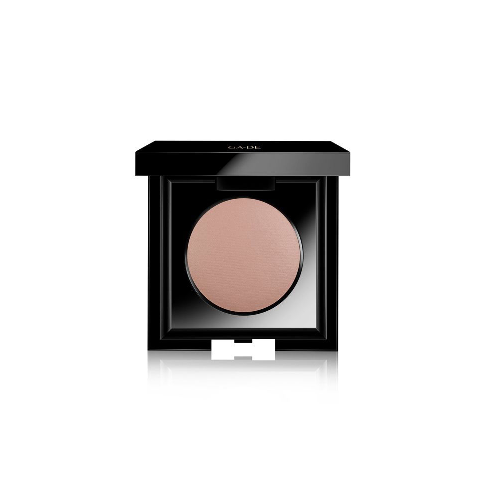 Fard à paupières Ga-De Velveteen Matte Mono. Boîtier carré noir avec fard beige. Couvercle ouvert, produit visible.