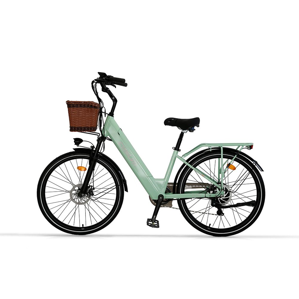 Vélo électrique vert clair avec panier, selle noire et pneus. Porte-bagages arrière.