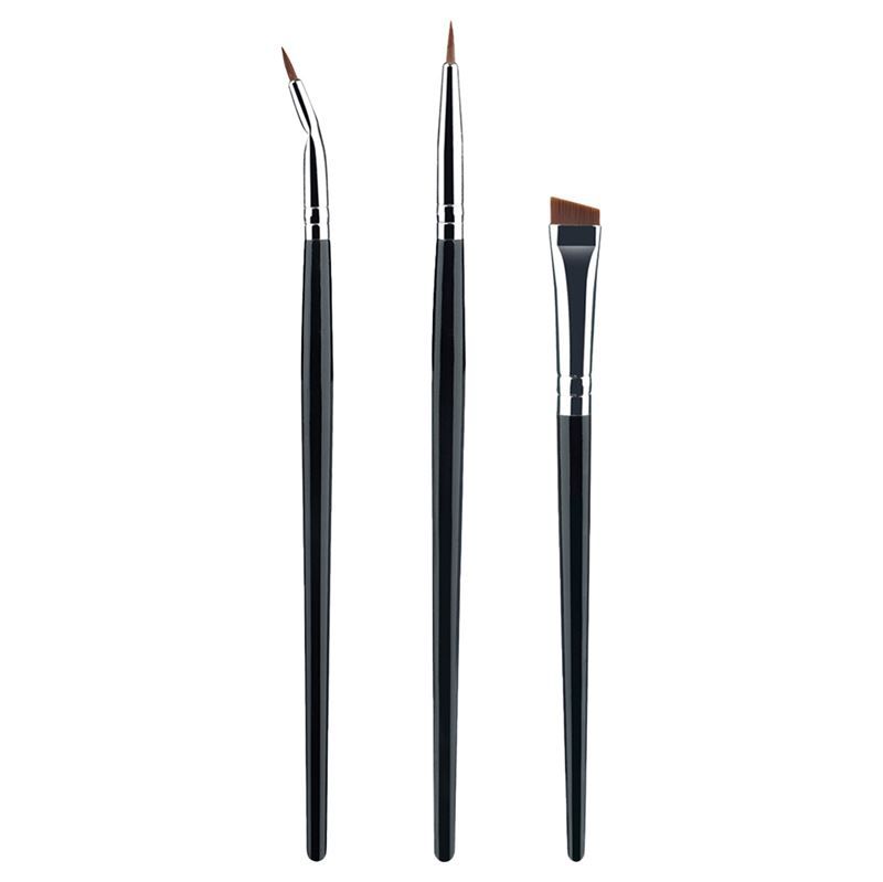 Drie oogmake-up kwasten: een schuine, een rechte en een puntige kwast, geïsoleerd.