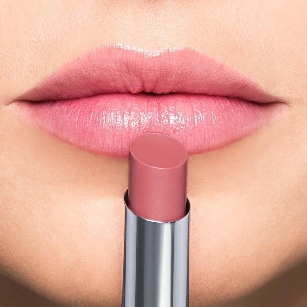 Artdeco Color Booster Lip Balm, teinte rose tendre, gros plan sur les lèvres.