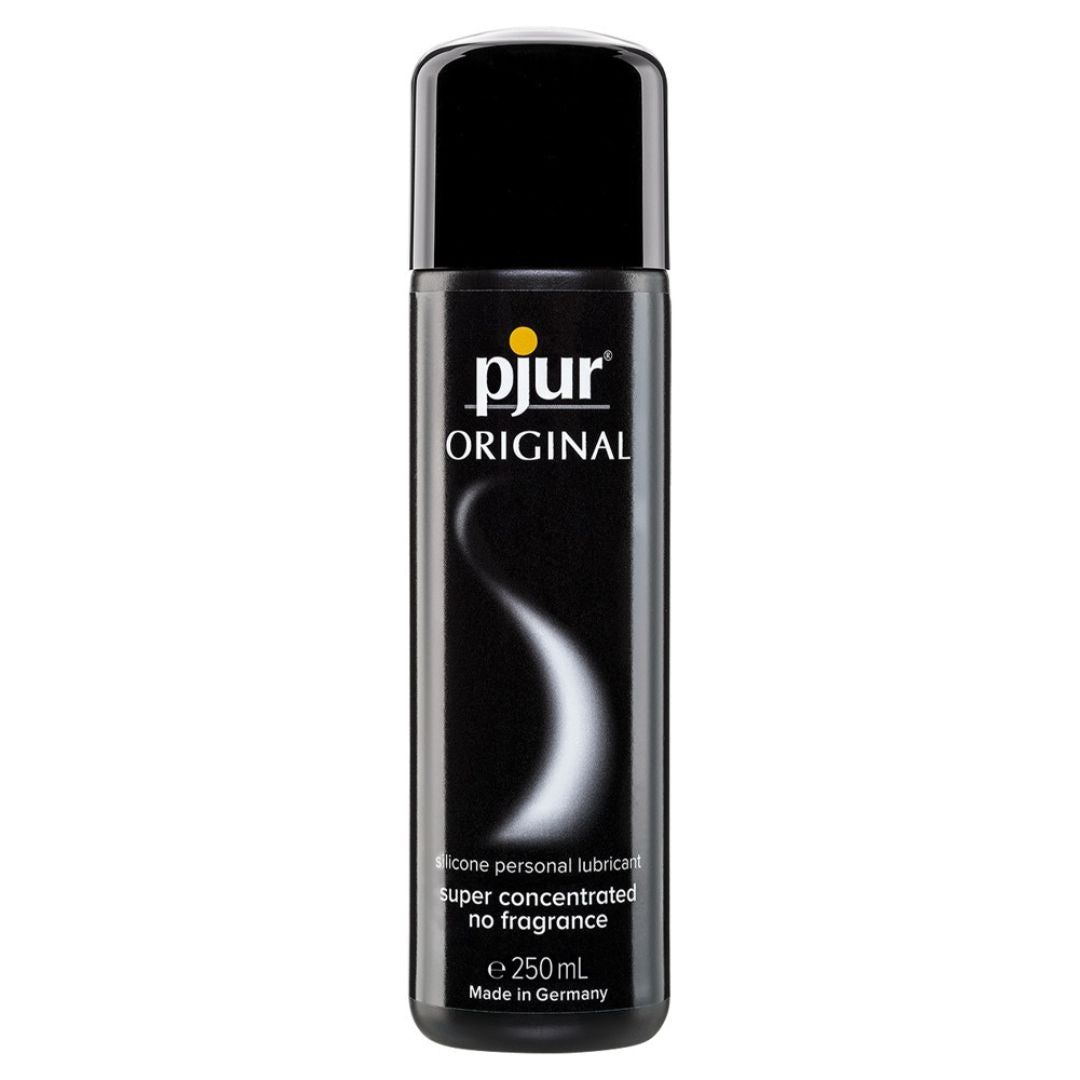 Zwarte fles met zwarte dop. Opschrift: pjur ORIGINAL, met witte druppel. Tekst: silicone personal lubricant, super concentrated, no fragrance.
