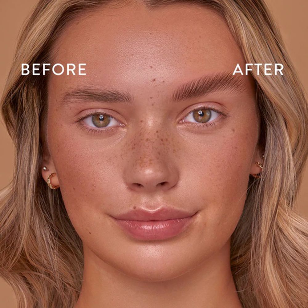 Gros plan d'un visage avec des sourcils. Les étiquettes 'AVANT' et 'APRÈS' montrent un effet avant-après.