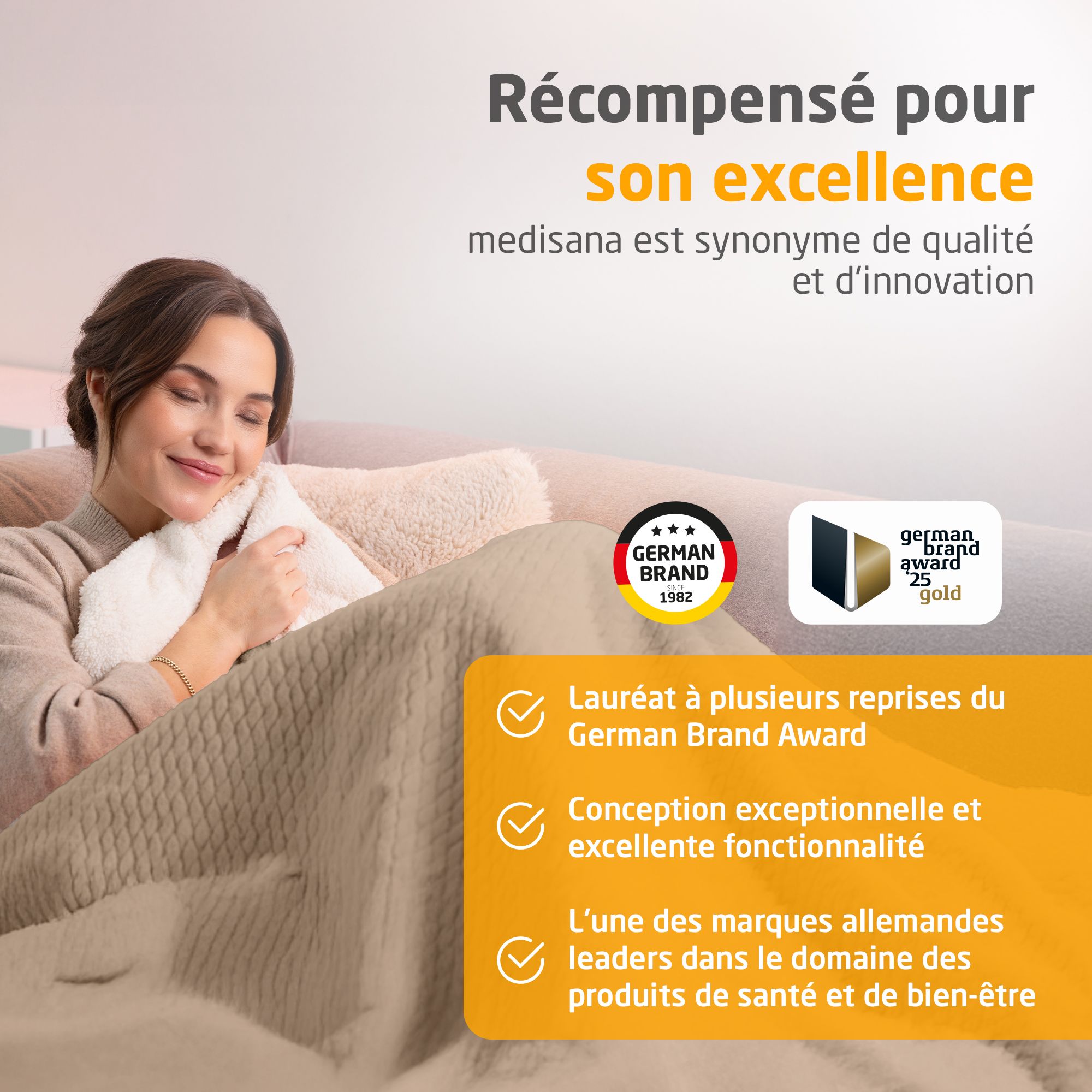 Couverture chauffante beige, intérieur blanc. Vue de dessus. Câble avec élément de commande.