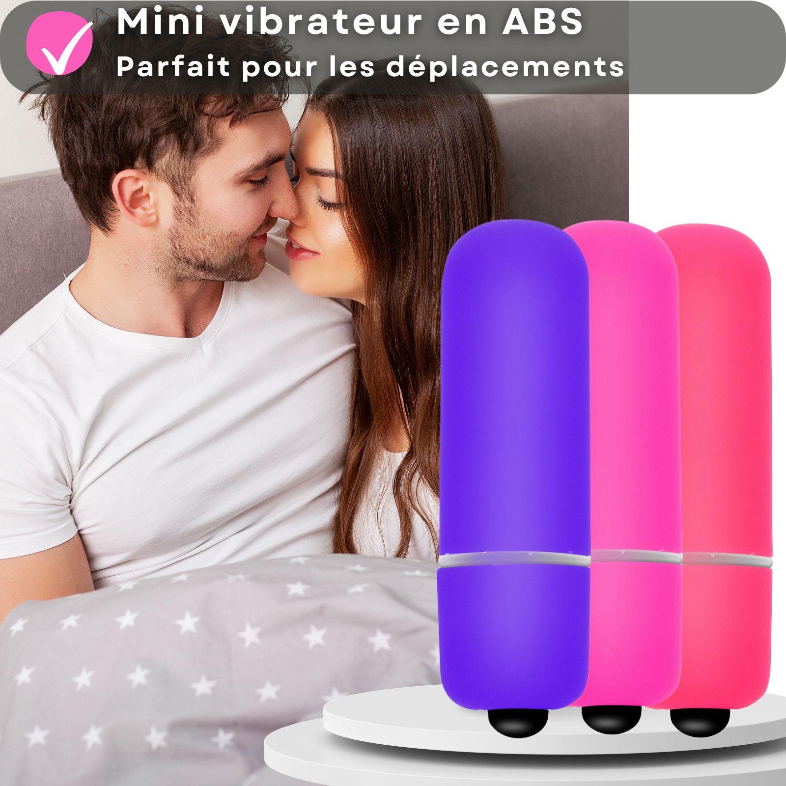 Trois vibrateurs. Violet, rose et rose. Sur une surface blanche.
