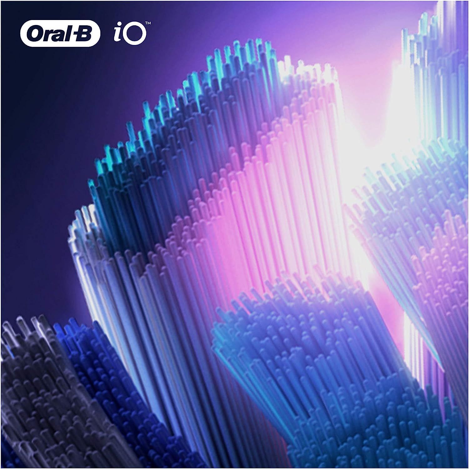 Gros plan des poils d'une brosse Oral-B iO en bleu et blanc, éclairés.