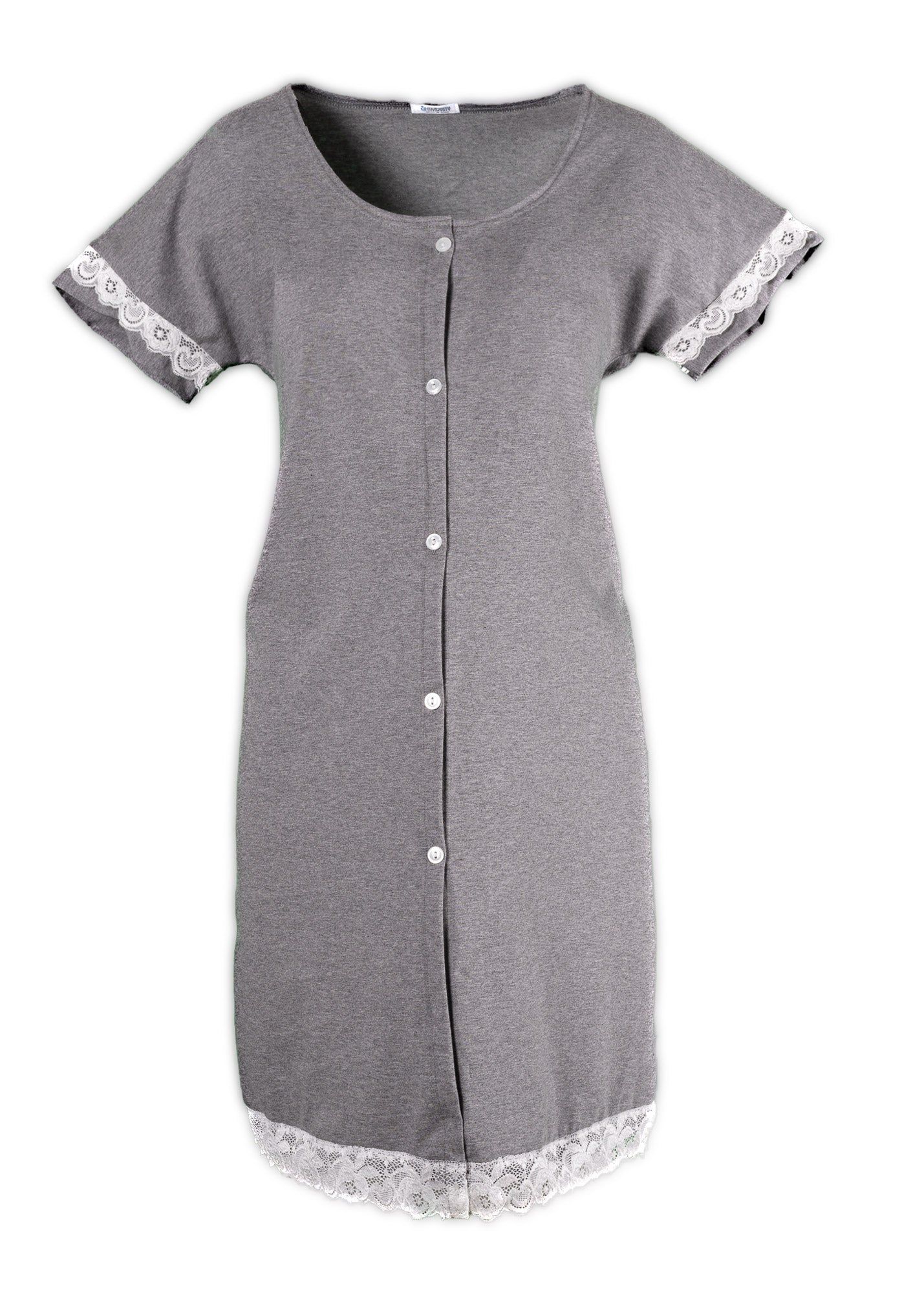 Grijs gemêleerde katoenen bevallingsnachthemd met kant. Open voorkant, knopen. Korte mouwen met kant. Onder de knie.