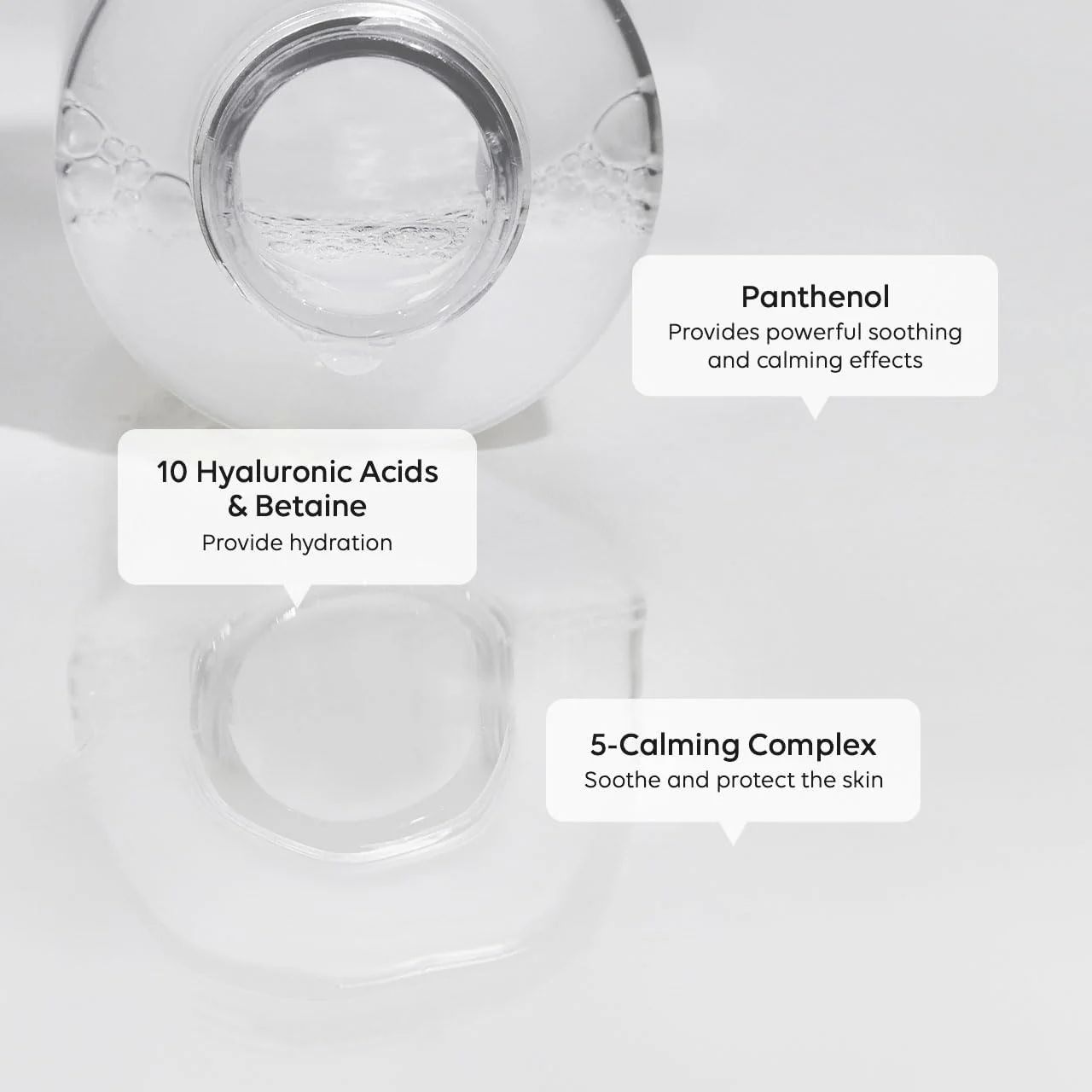 Gros plan sur du liquide. Texte : 10 Acides Hyaluroniques & Bétaïne. 5-Calming Complex. Panthénol.