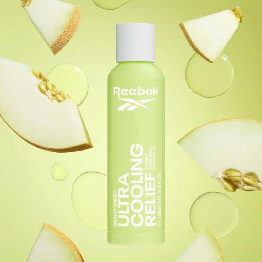 Flacon spray vert avec bouchon blanc. Logo Reebok et texte 'Ultra Cooling Relief'. Entouré de tranches de melon.