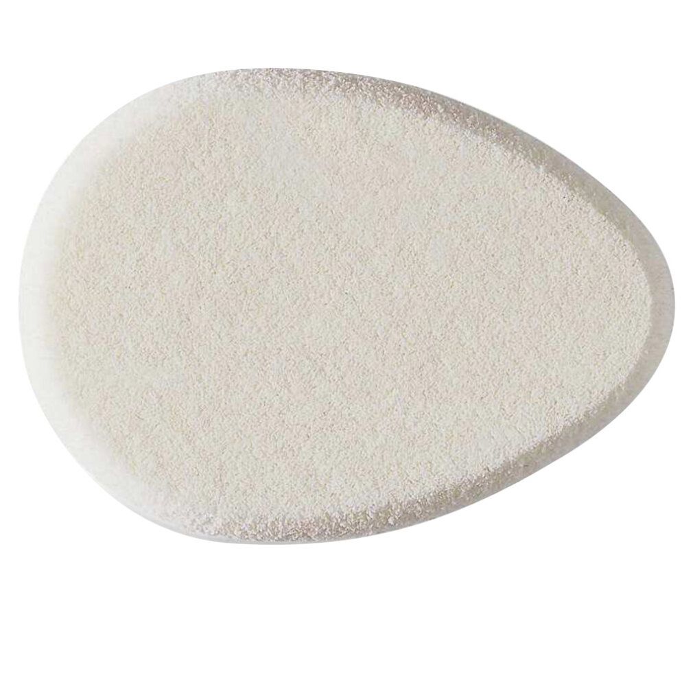 Une éponge ovale blanche à la surface fine et veloutée.