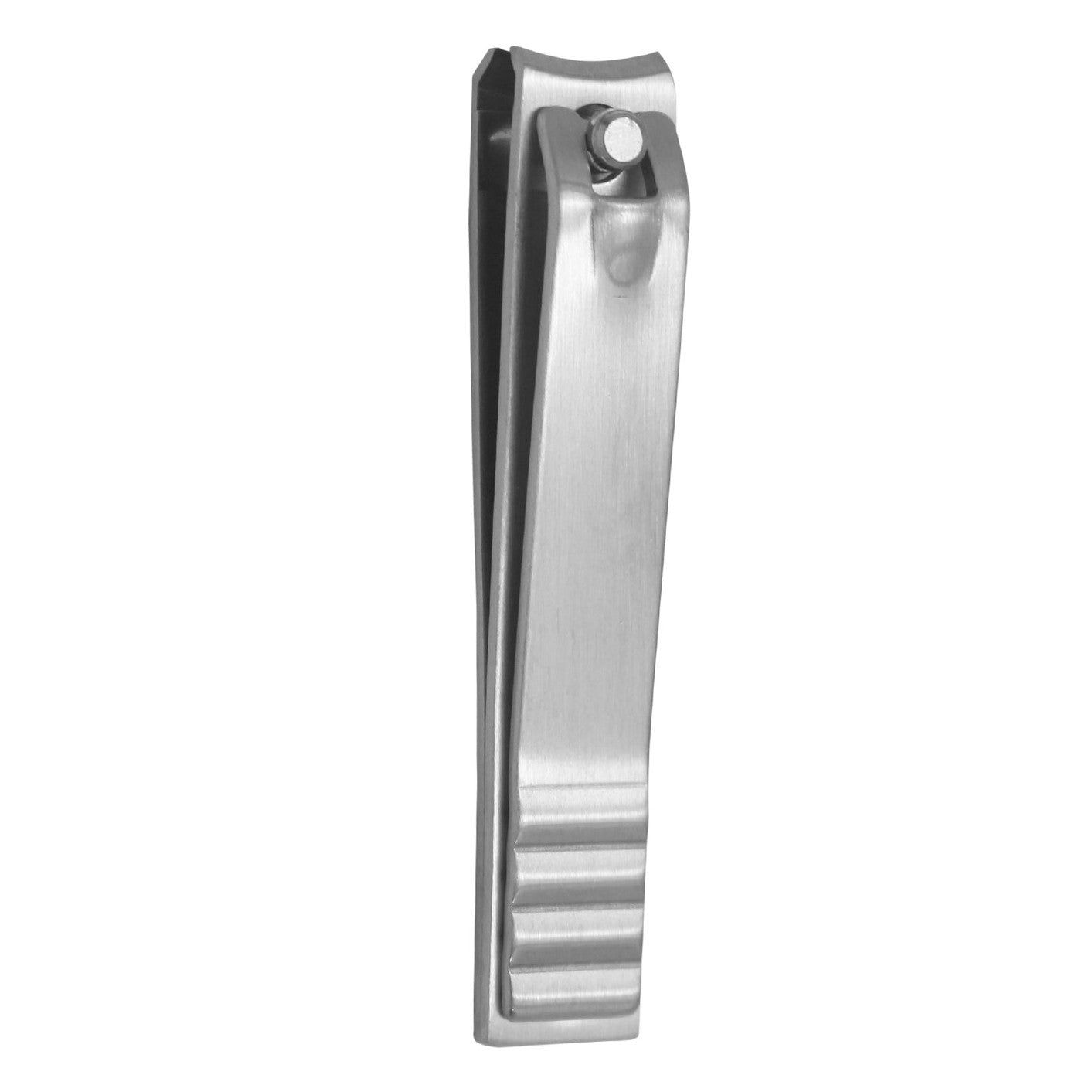 Coupe-ongles en métal argenté. Surface striée sur la poignée. Lame incurvée et rivet visible.