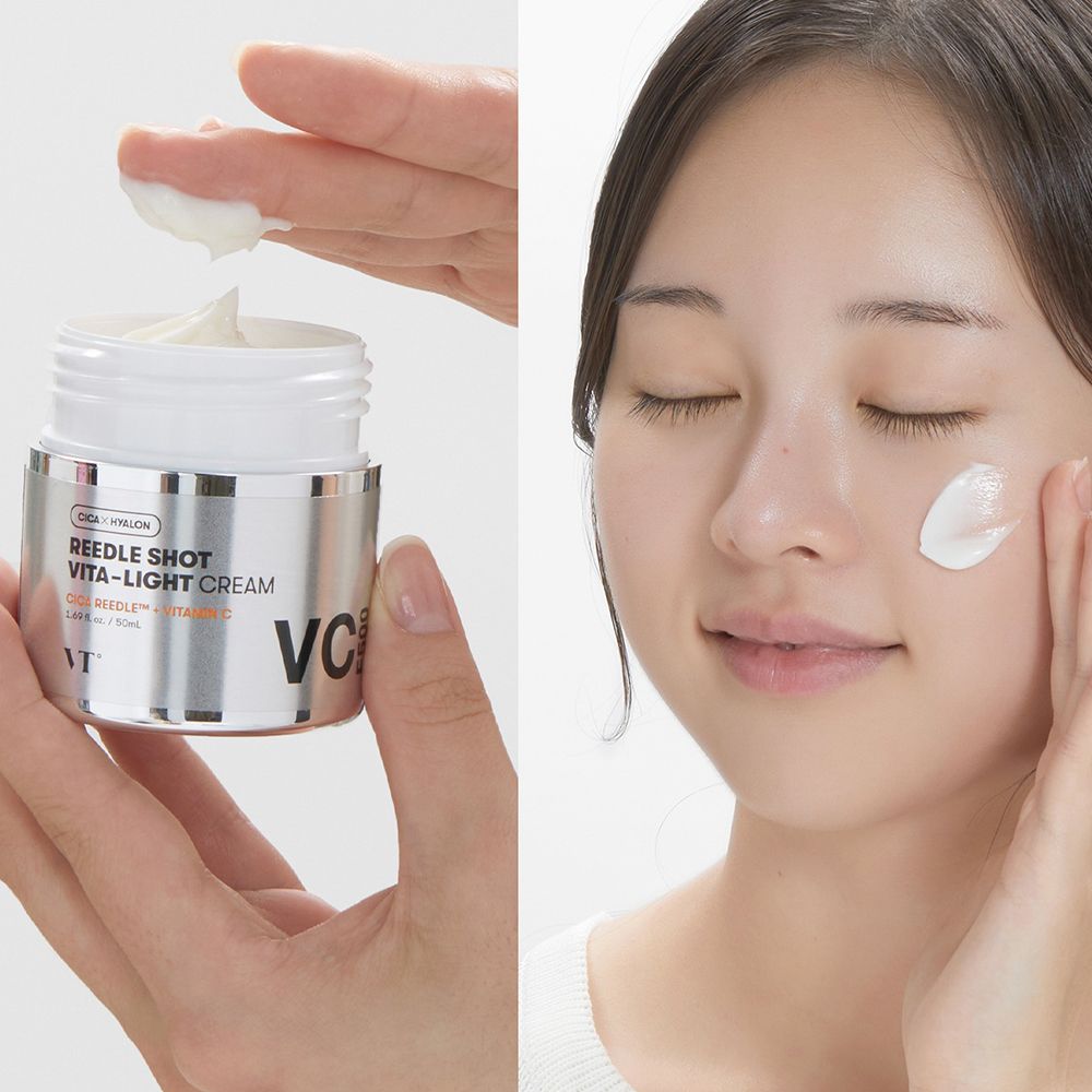 Handen nemen crème uit pot. Vrouw brengt crème aan op gezicht. Opschrift: REEDLE SHOT VITA-LIGHT CREAM, VC E500.