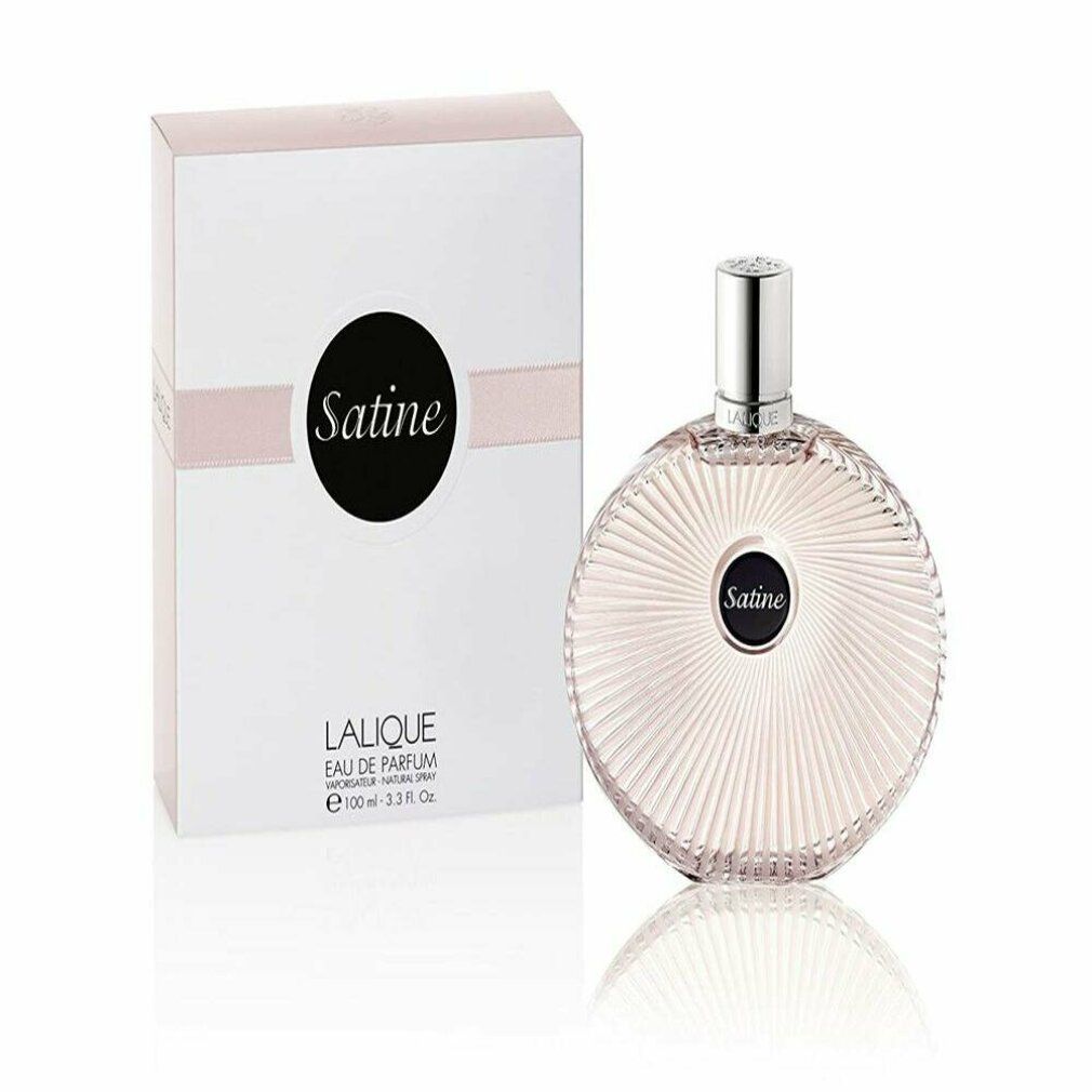 Flacon de parfum et emballage. Flacon rond, cannelé, avec étiquette noire "Satine". Emballage blanc avec bande rose et texte.