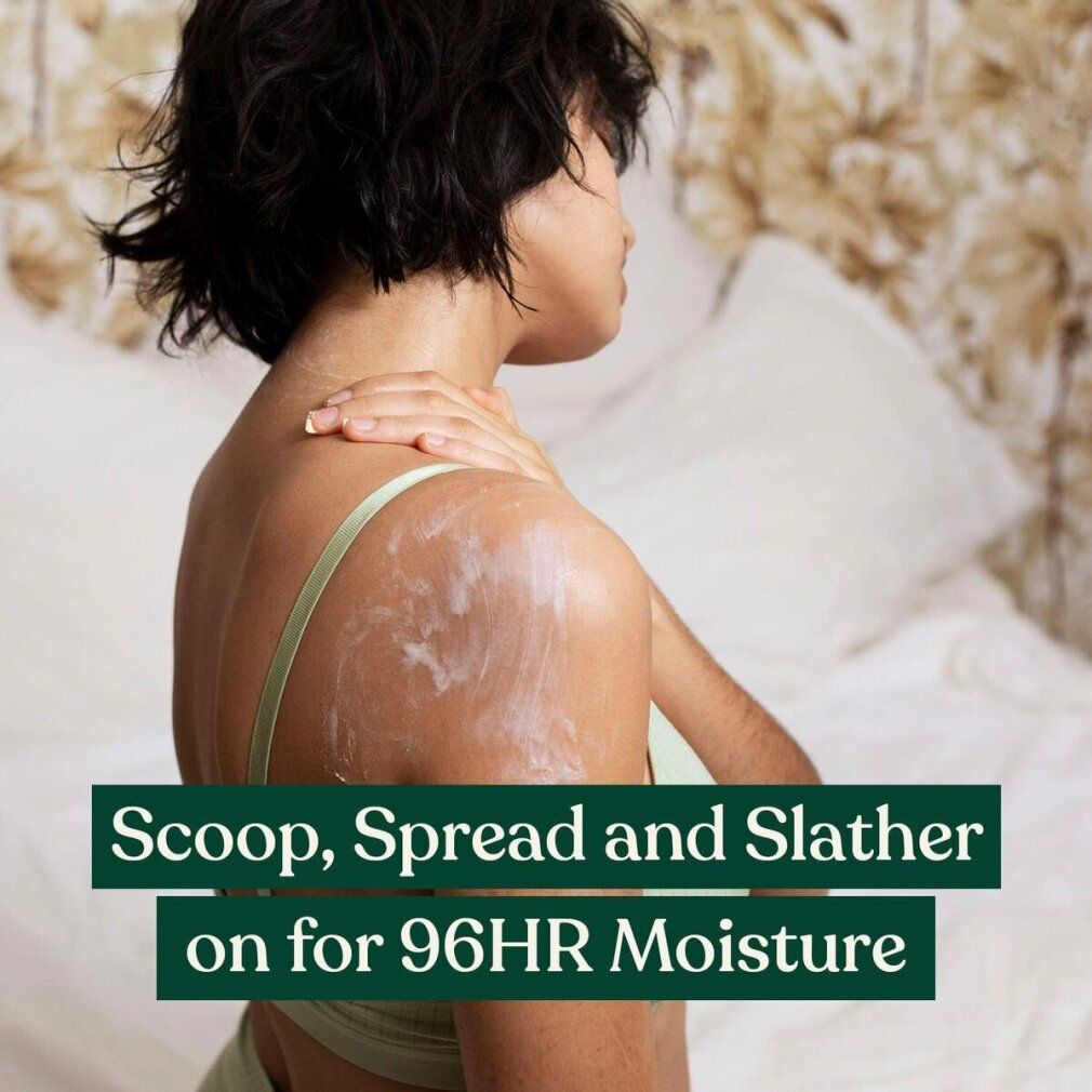 Personne applique du beurre corporel. Texte : Scoop, Spread and Slather on for 96HR Moisture.
