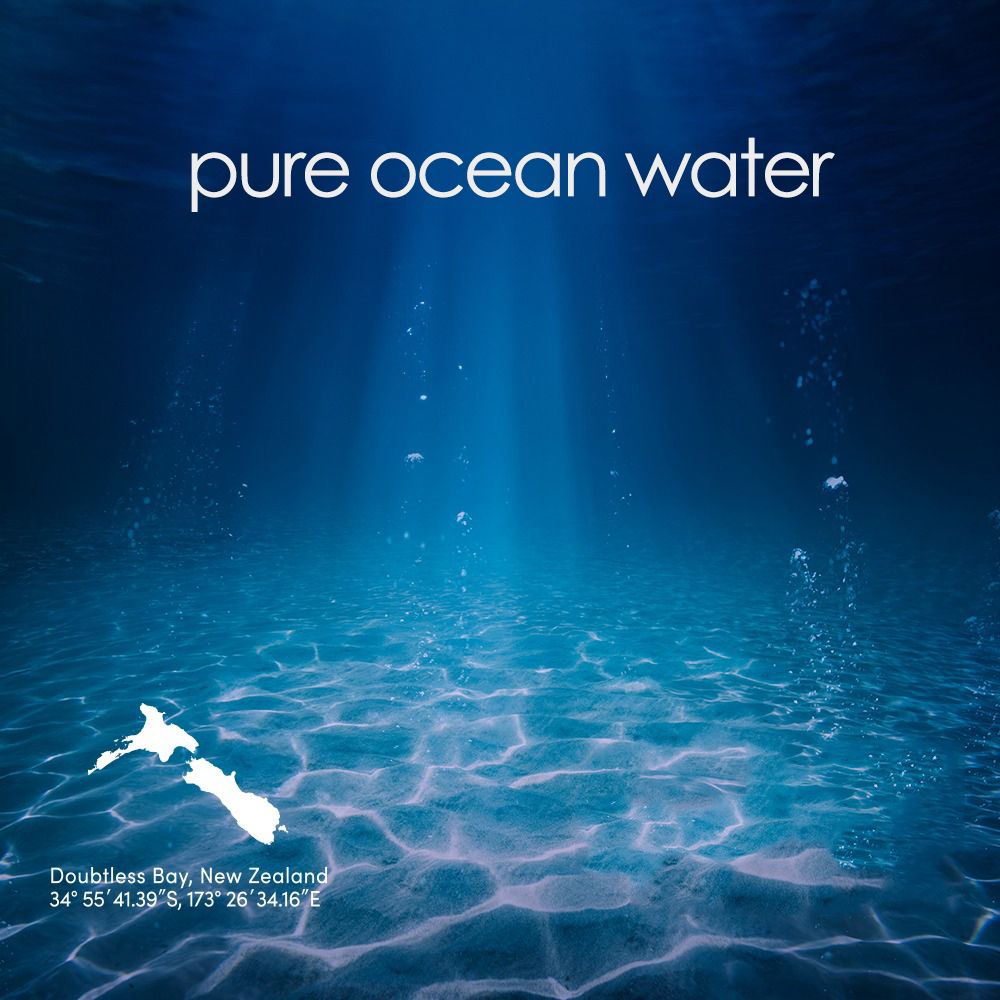 Image sous-marine avec le texte "pure ocean water" et une carte de la Nouvelle-Zélande.