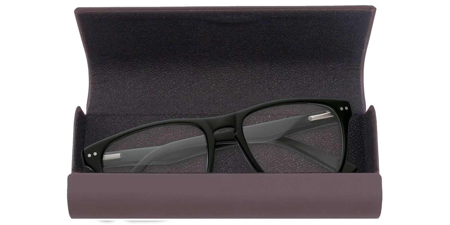 Étui rigide ouvert, marron. Lunettes à monture noire. Doublure intérieure gris foncé.