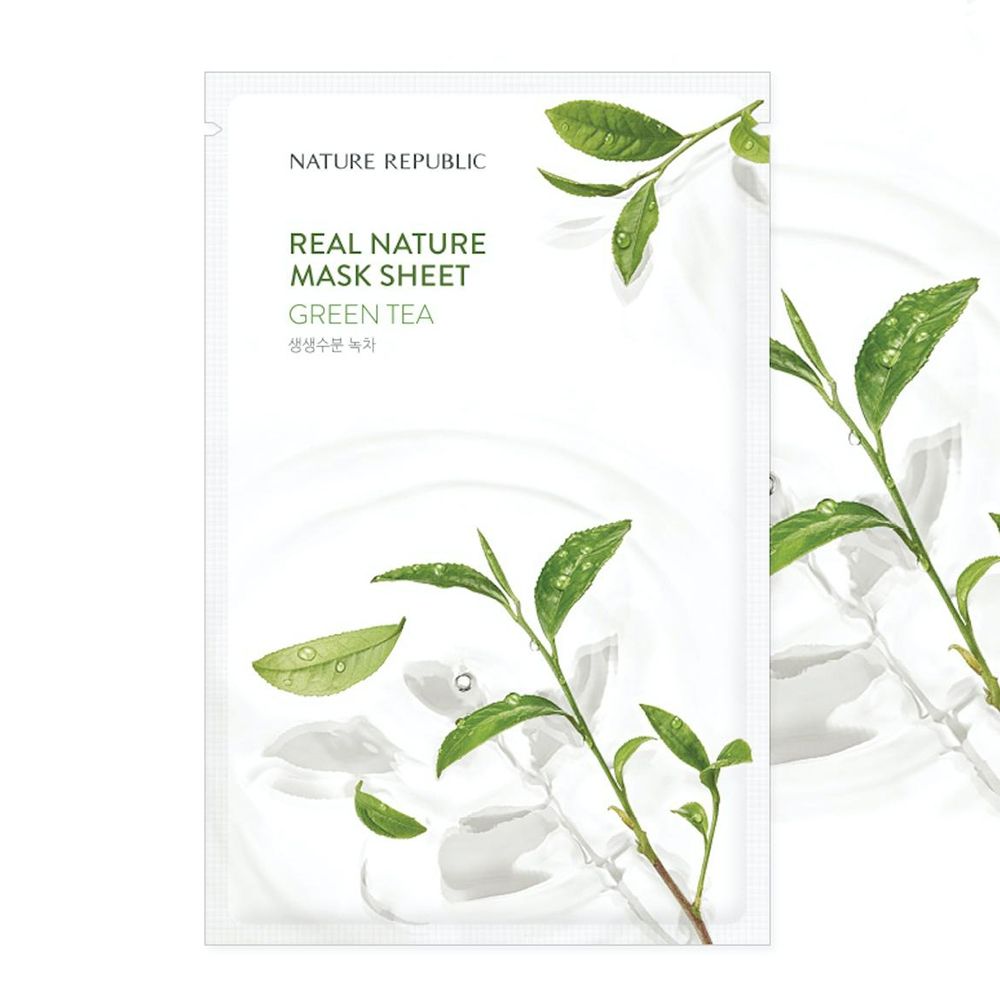 Masque facial au thé vert. Emballage blanc avec logo et nom du produit. Illustration de feuilles de thé.