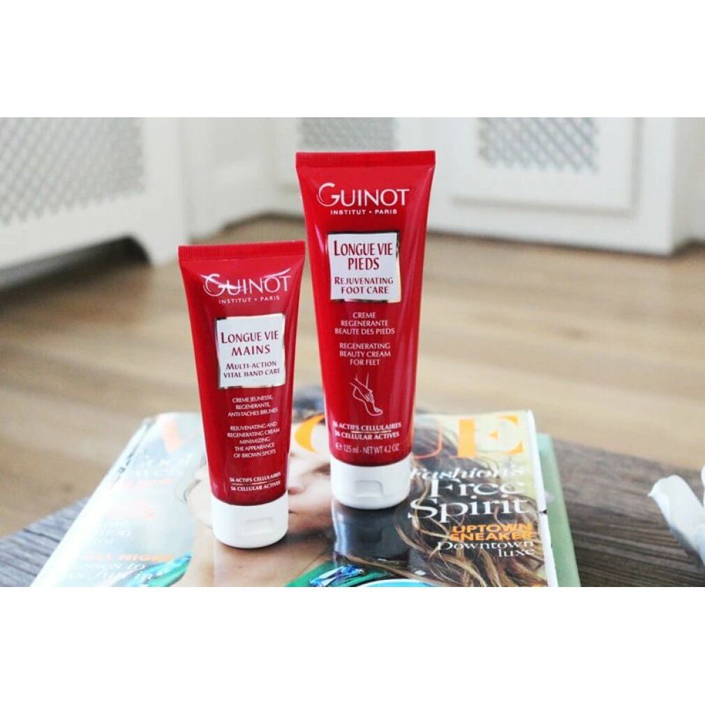 Deux tubes rouges Guinot. Un Longue Vie Mains, l'autre Longue Vie Pieds. Sur un livre. Fond blanc.