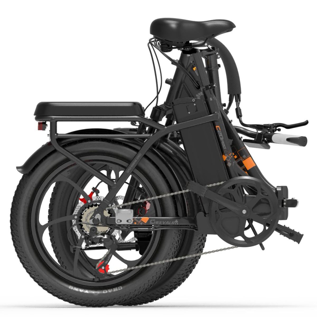 Opgevouwen zwarte elektrische fiets. Zichtbaar: batterij, achterwiel, ketting en oranje accenten.