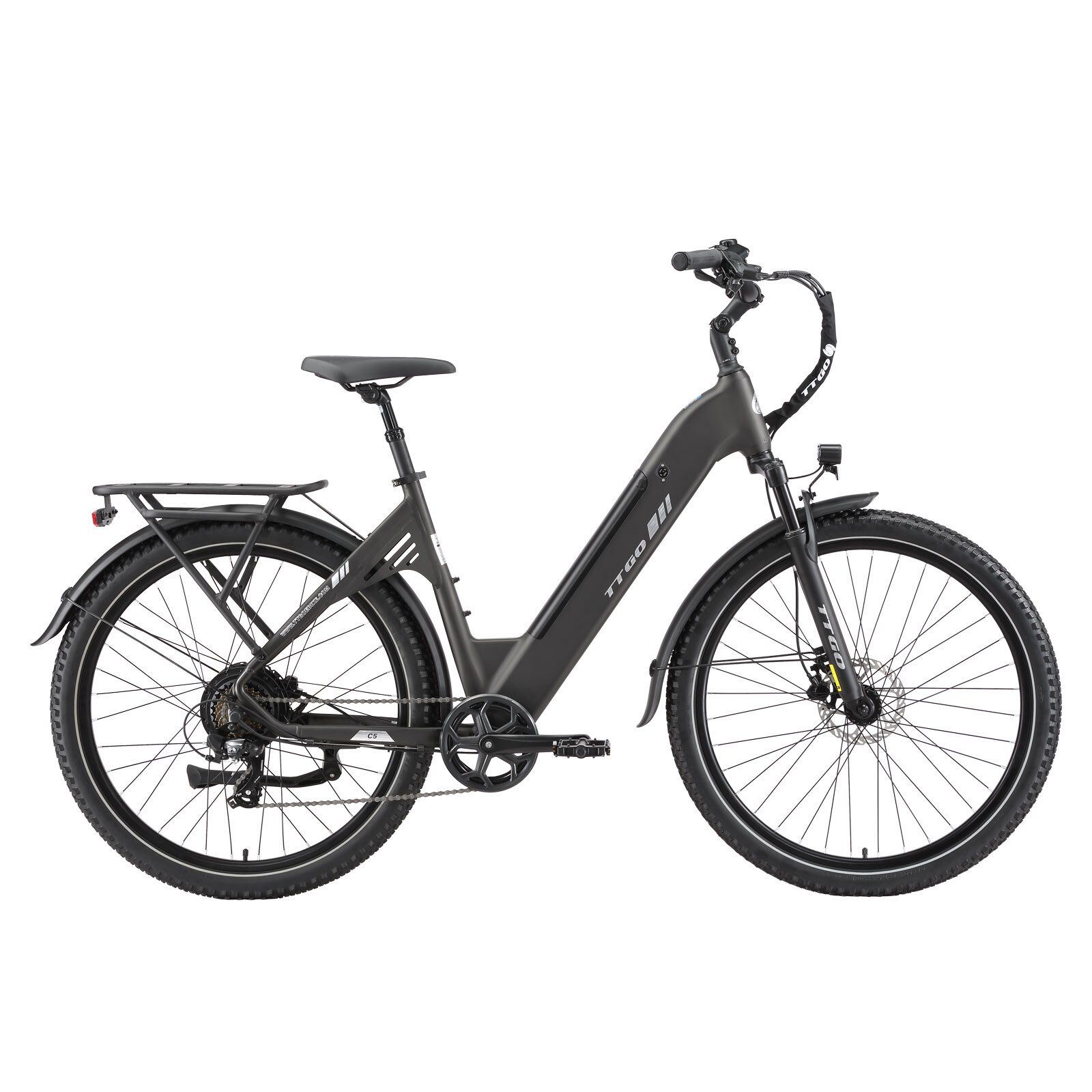 Vélo électrique gris foncé avec pneus 27,5". Porte-bagages, garde-boue, phare et logo TTGO.