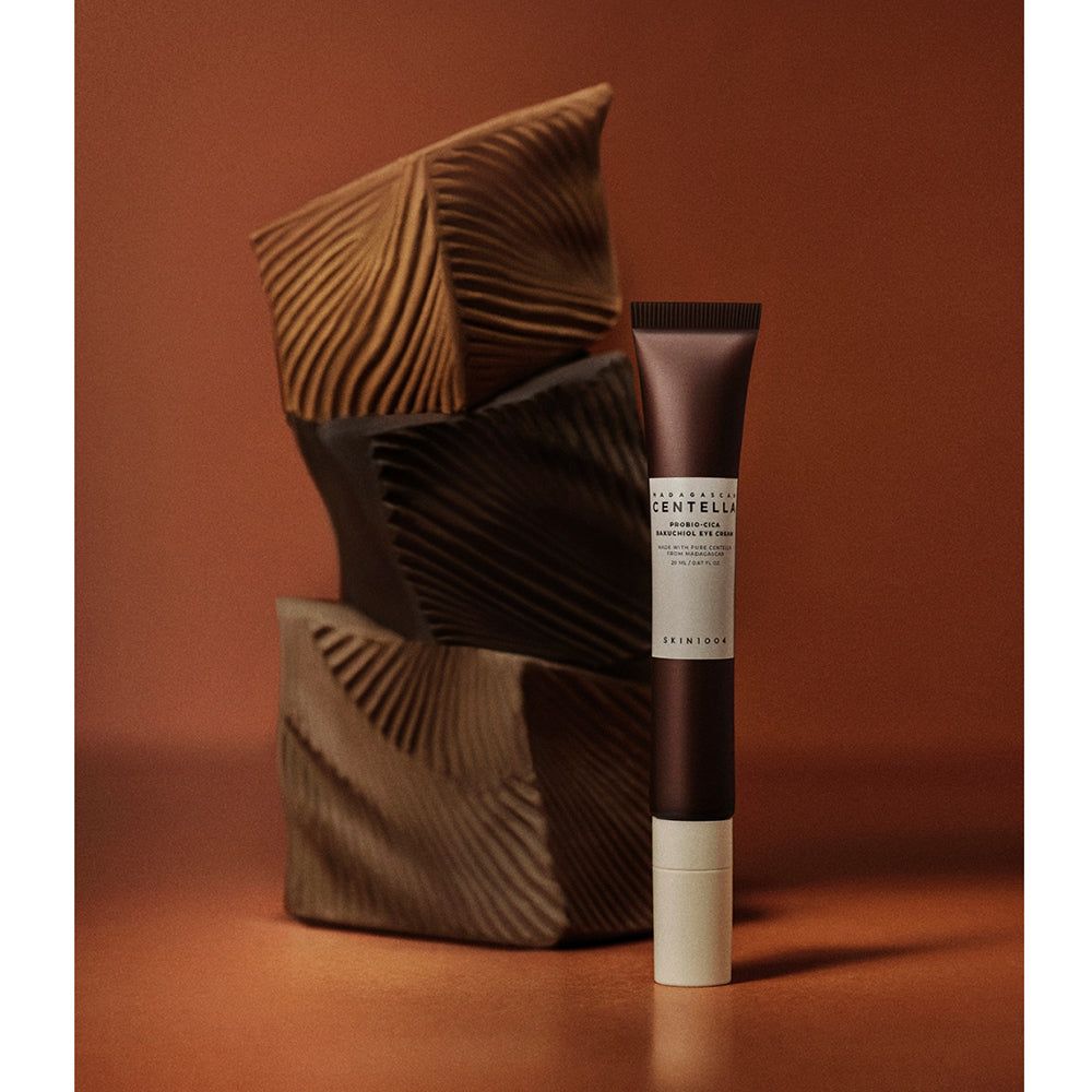 Crèmetube naast houten blokken. Productnaam en merk zichtbaar.