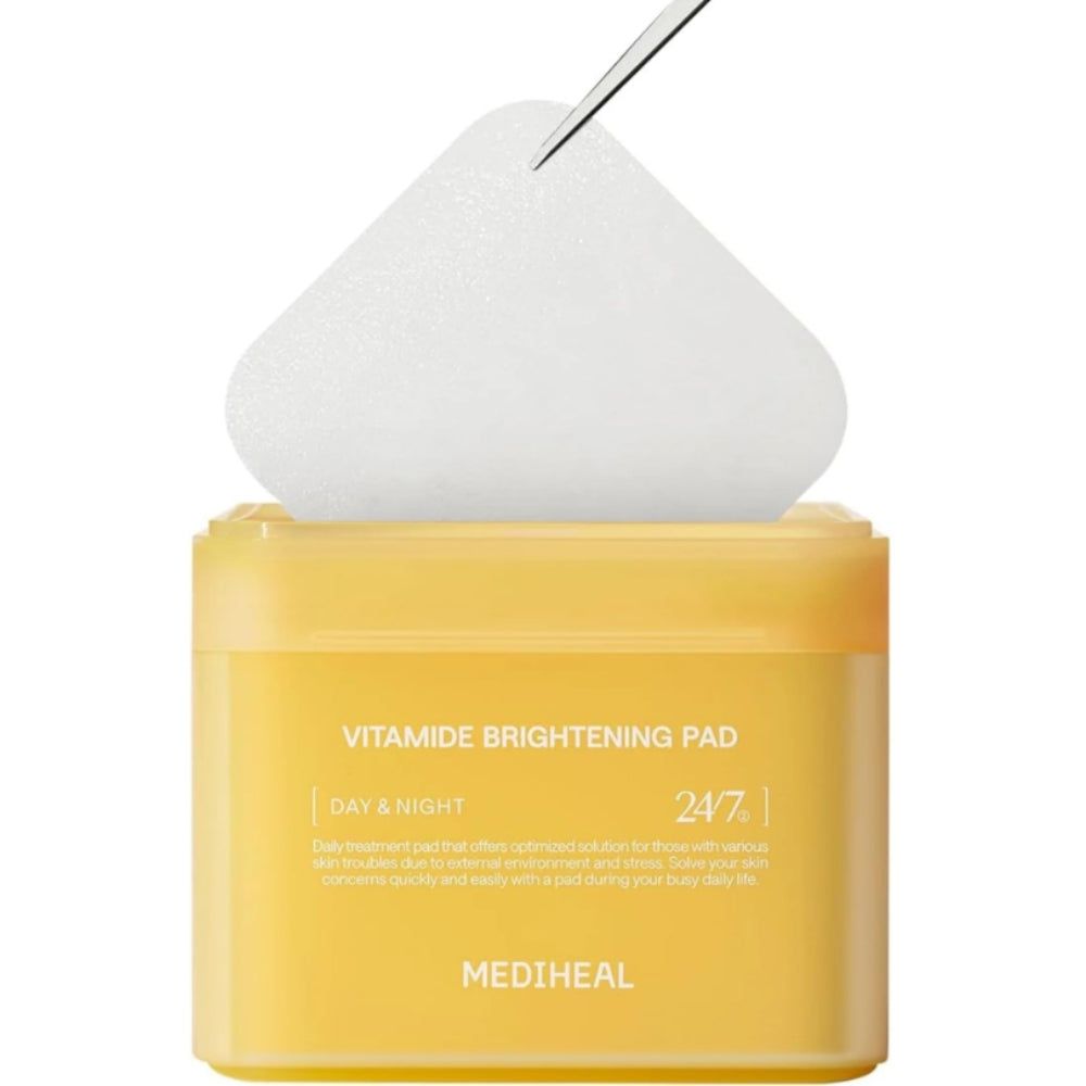 Récipient jaune avec inscription MEDIHEAL Vitamide Brightening Pad. Un tampon est retiré avec une pince.