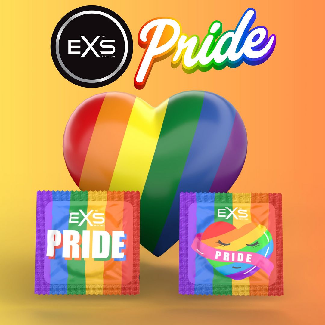 Deux emballages de préservatifs avec design Pride. Marque EXS. Cœur arc-en-ciel et inscription Pride. Fond aux couleurs Pride.