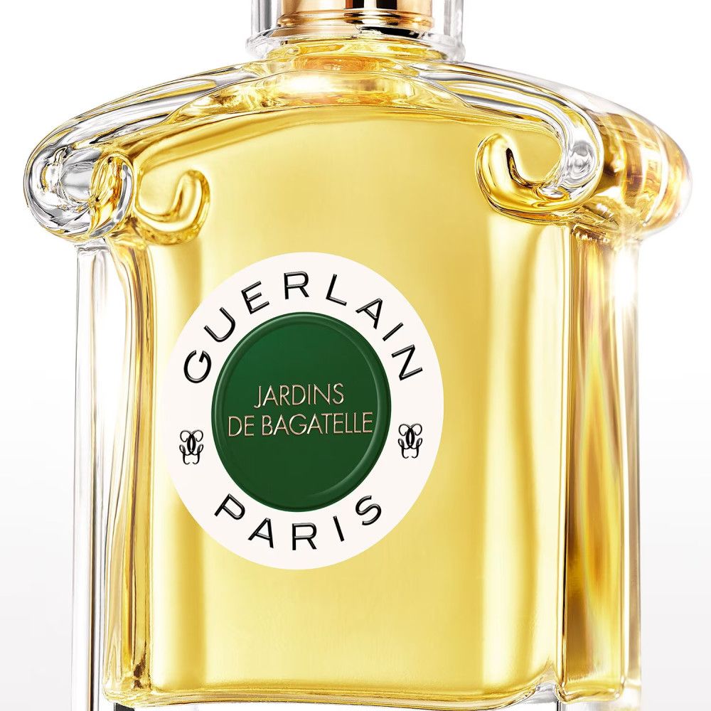 Parfumfles met etiket. Opschrift: Guerlain, Jardins de Bagatelle, Paris. Groene cirkel met tekst.