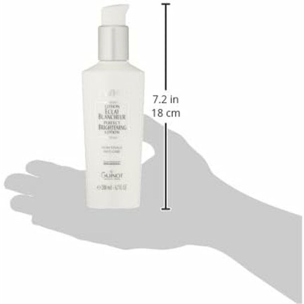 Witte fles met pomp, vastgehouden door een hand. Opschrift NEWWHITE, LOTION ÉCLAT BLANCHEUR. 18 cm hoog.