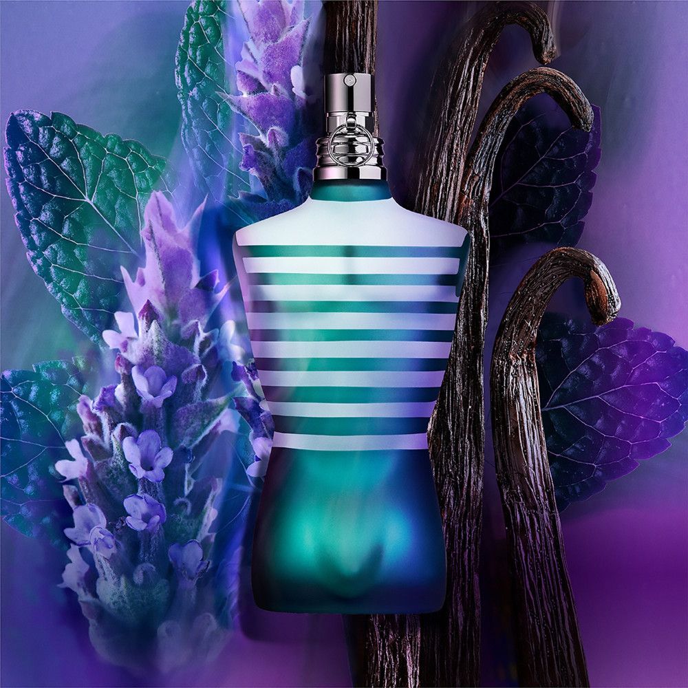 Flacon en forme de torse, rayures bleu-vert, avec vaporisateur argenté. Fond avec fleurs, feuilles et gousses de vanille.