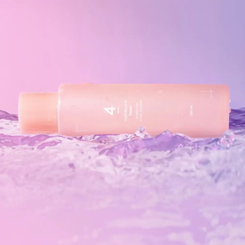 Flacon rose dans l'eau. Inscription "4" et "numbuz:n Toner". Hydrating Glow Mineral. 200 ml.