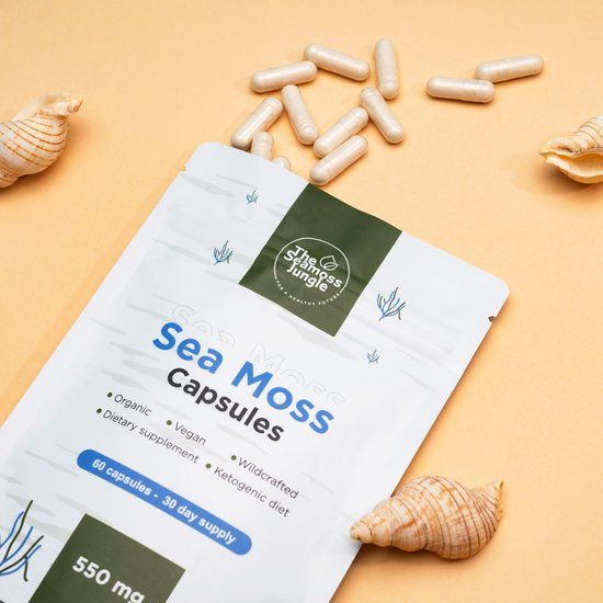 Zakje met Sea Moss capsules, capsules en schelpen ernaast. Opschrift: Sea Moss Capsules, 60 capsules, 30 dagen voorraad, 550 mg.
