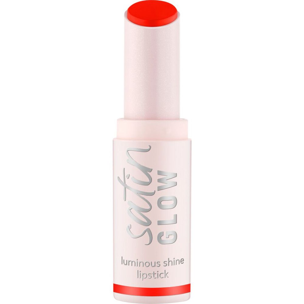 Lippenstift in lichtroze huls. Opschrift: Essence, Satin Glow, Luminous Shine Lipstick. Rode lippenstift zichtbaar.