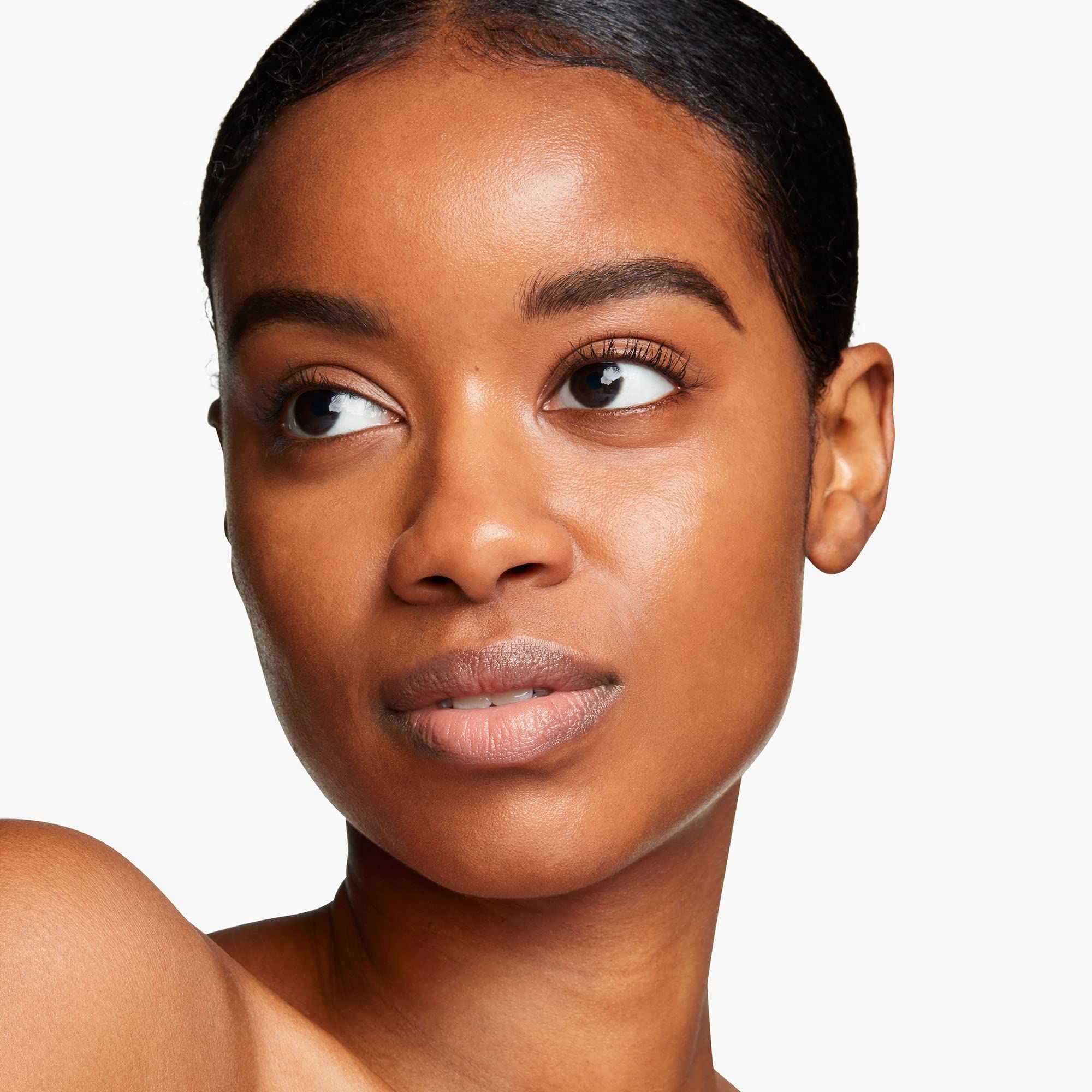 Portret van een vrouw met donker haar. Zijwaartse blik.