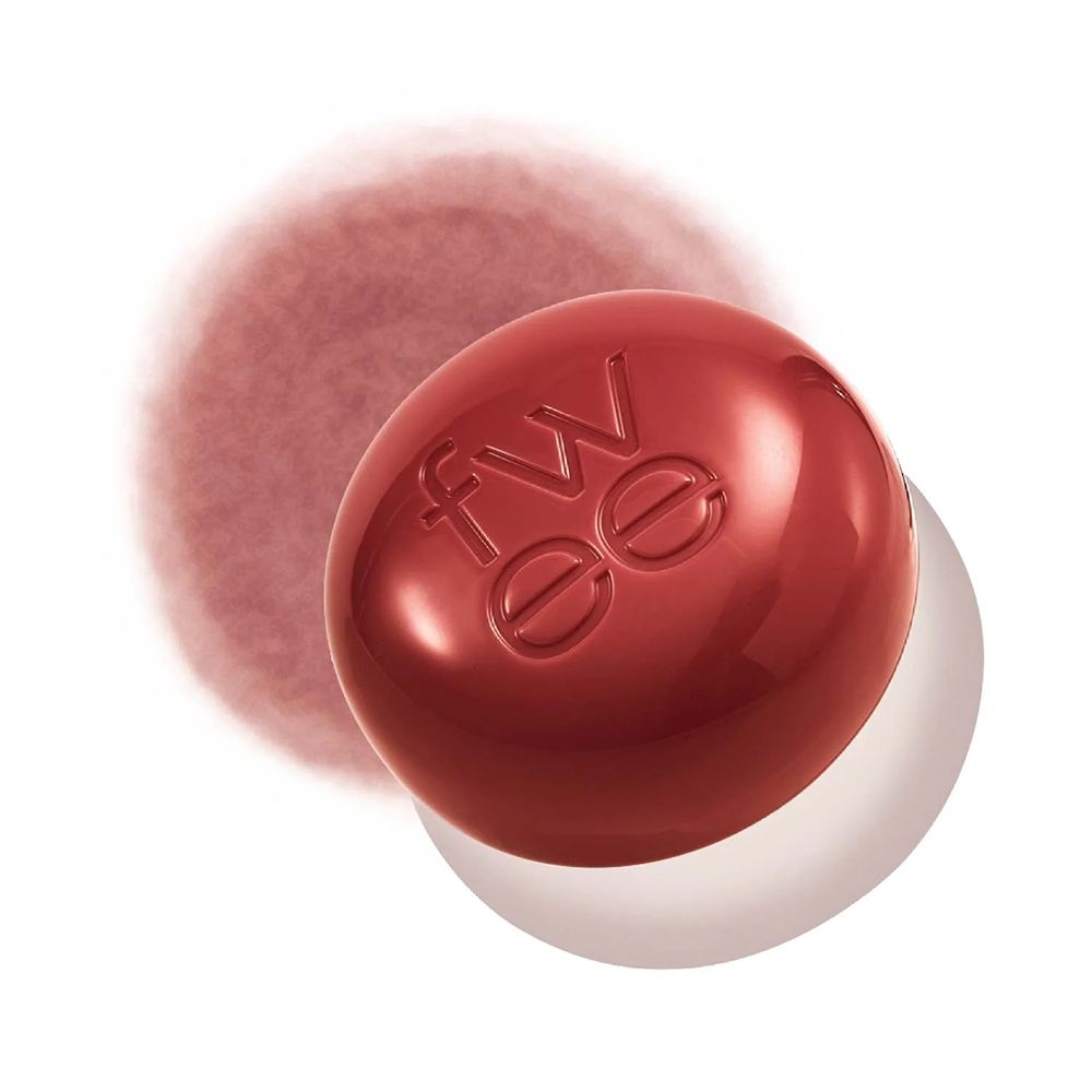 Ronde, rode pot voor lippen en wangen met reliëflogo.
