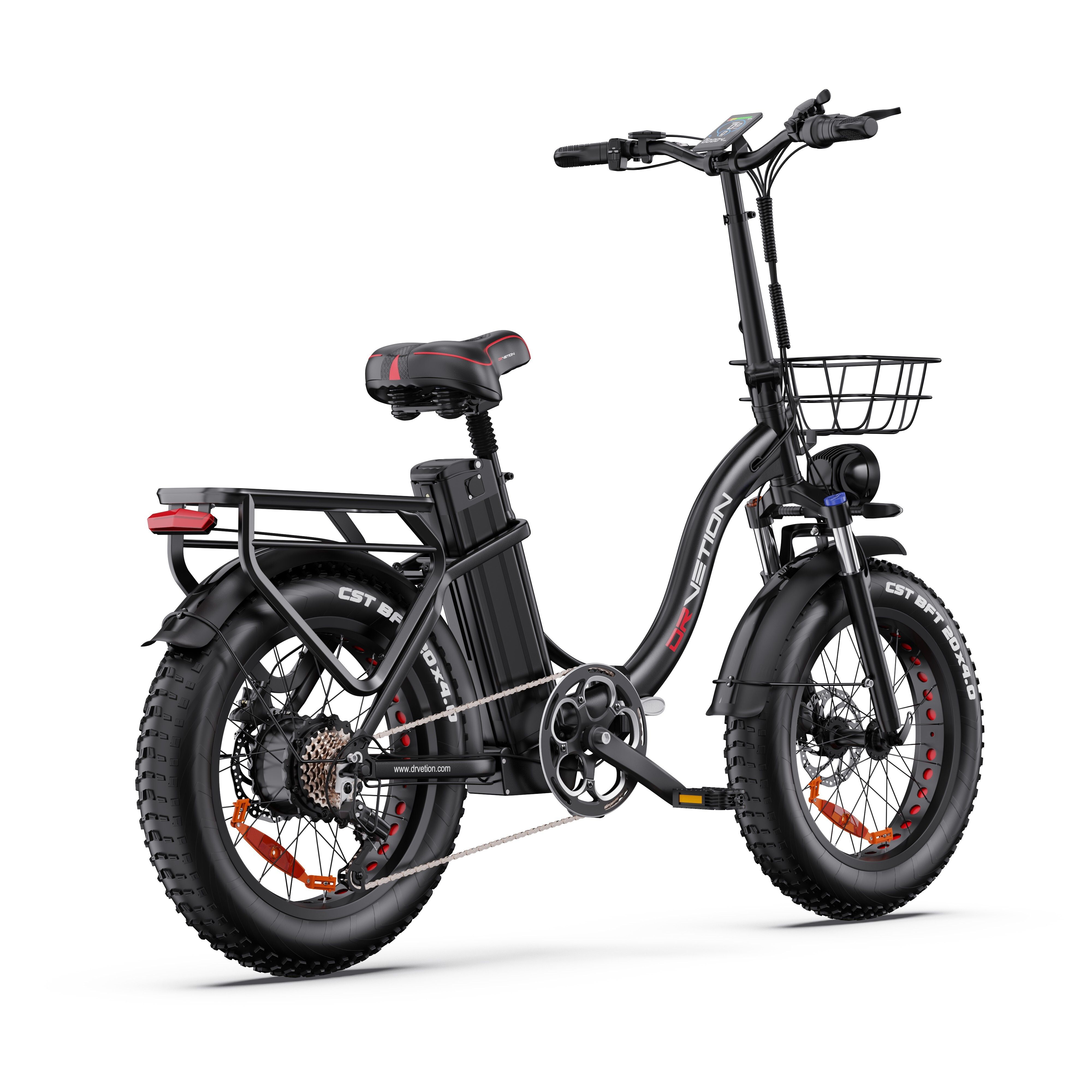 Zwarte e-bike met mand, batterij en bagagedrager. Dikke banden, rood zadel. DRVETION-opschrift.