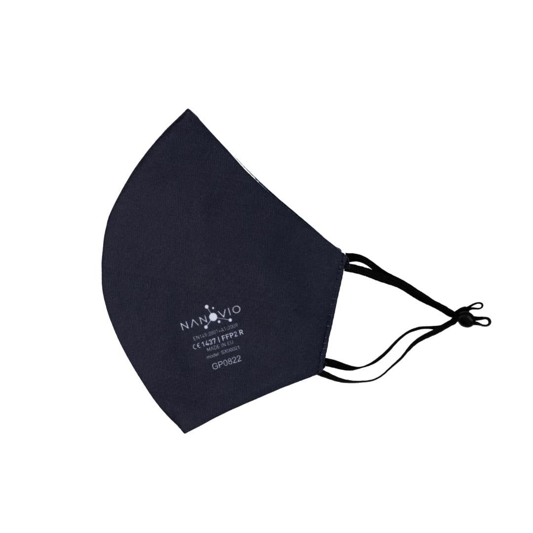 Zwart FFP2-masker met oorlussen. Opdruk: Nanovio, EN149:2001+A1:2009, CE 1437, FFP2 R, Made in EU, GP0822.
