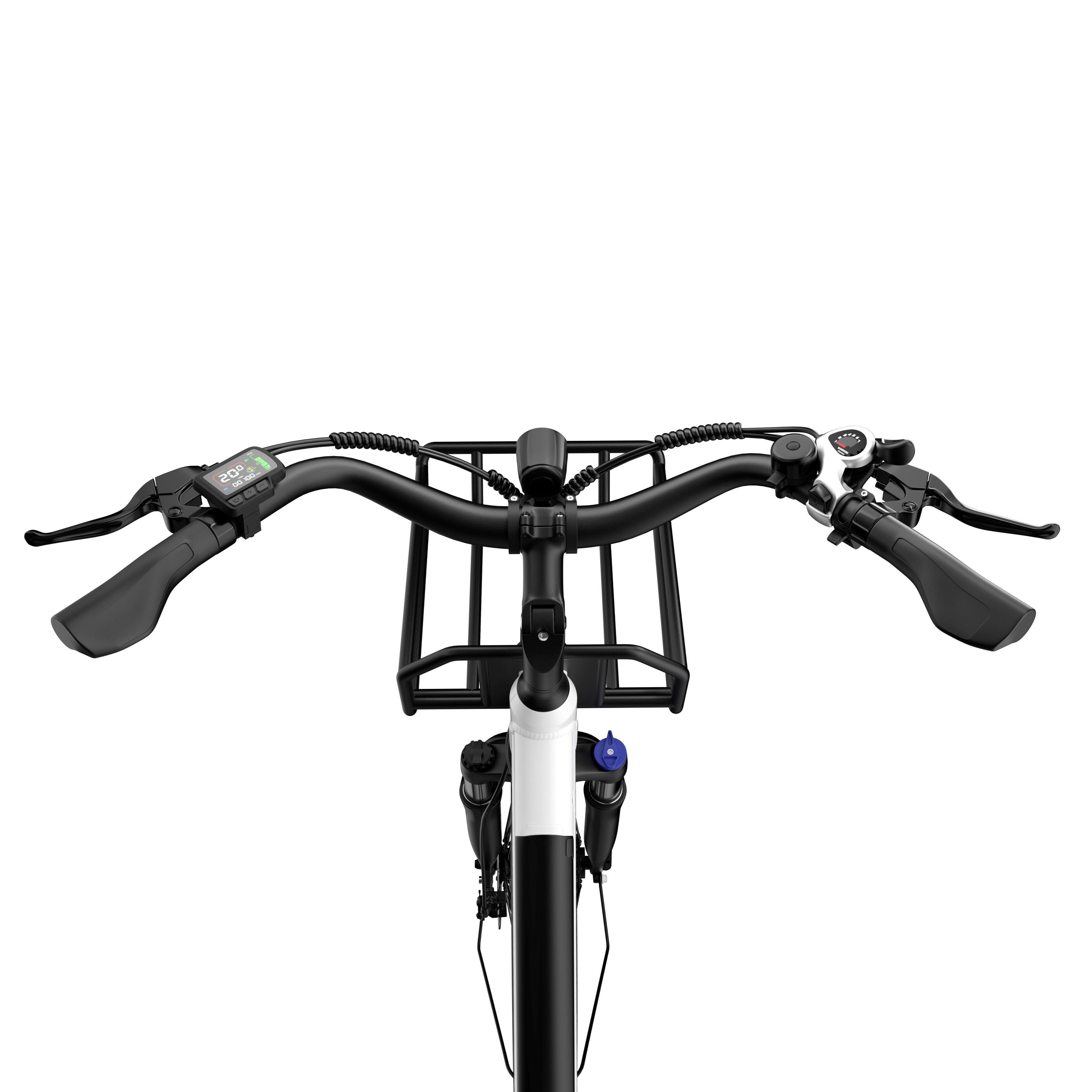 Stuur van een witte e-bike. Mand, display, remmen en bediening zichtbaar.