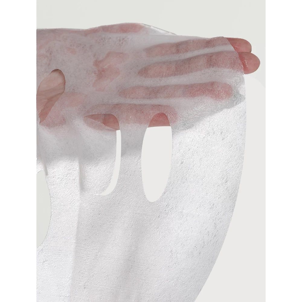 Masque facial blanc avec ouvertures pour les yeux, le nez et la bouche. Le masque est tenu par une main.